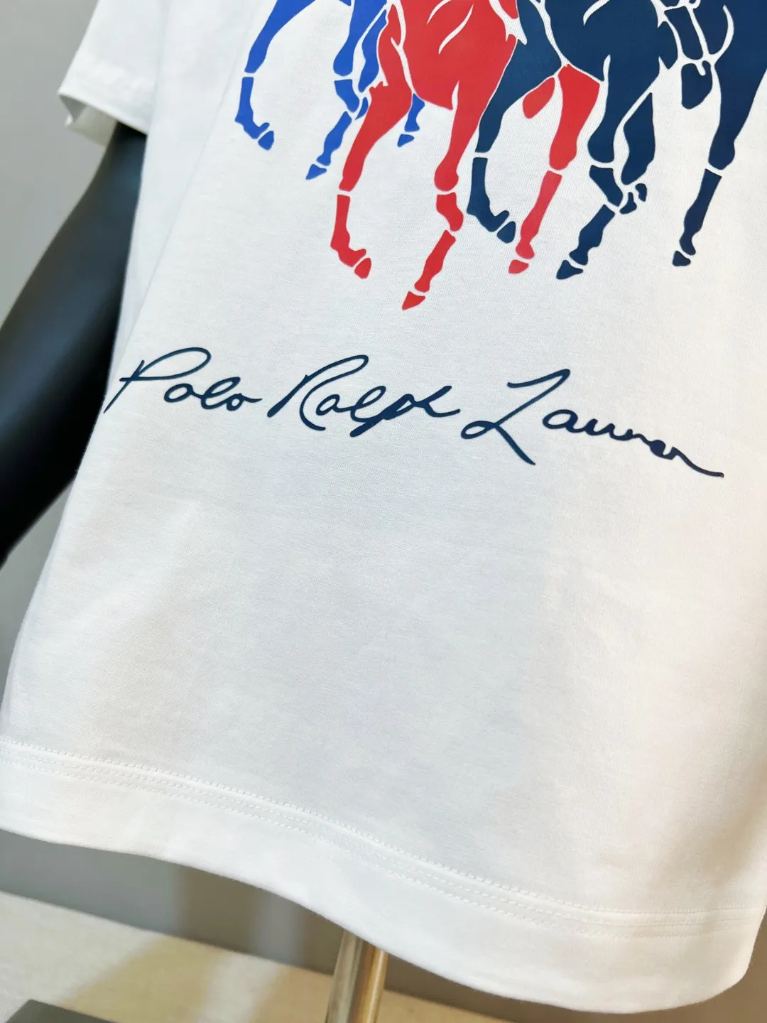P140 Ralph Lauren 2026ss new spring and summer three-color logo equestrian knight print round-neck short-sleeved T-shirt; new products are available on the official website at the same time; strictly control the size of the LOGO; color matching and color matching; simple, fashionable and low-key connotation; selection of 240g double yarn pure cotton fabric; tight threaded neckline; back body crimping and boning; factory high-temperature anti-shrinkage process; not easy to deform and shrink after washing; essential clothing for three seasons; color: black White, sizes XS-L (can wear up to 200 pounds)